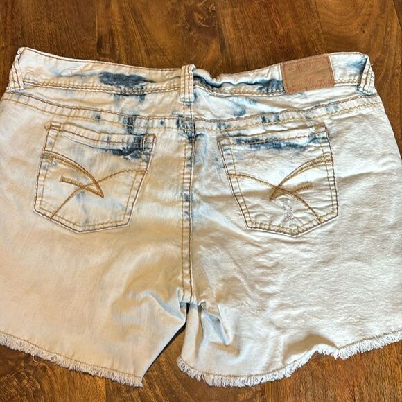 COPY - AMETHYST DISTRESSED/ACID WASH DENIM SHORTS SIZE 20 - Picture 1 of 9